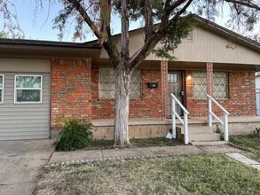 Building Photo - 717 SW Ranch Oak Blvd