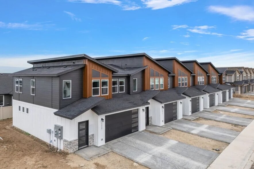 Building Photo - Cougar Crossing