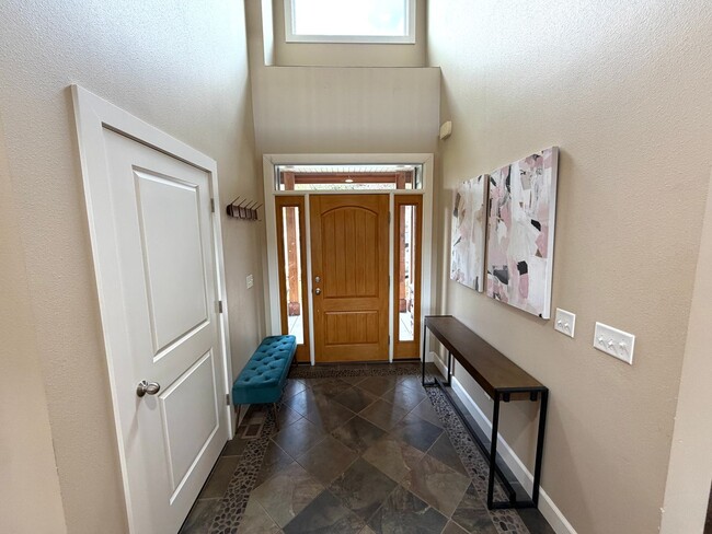 Building Photo - Absolutely Stunning, 6-Bed 3.5 Bath Execut...