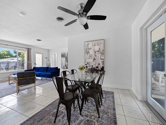 Building Photo - 560 NE 161st St