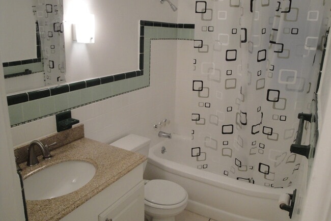 Building Photo - Three Bedroom One Bathroom House near Gulfport area.