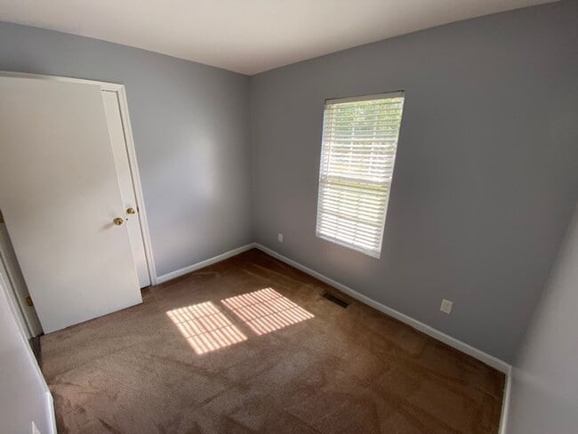 Building Photo - Rural & Adorable Rancher for Rent on large lot!