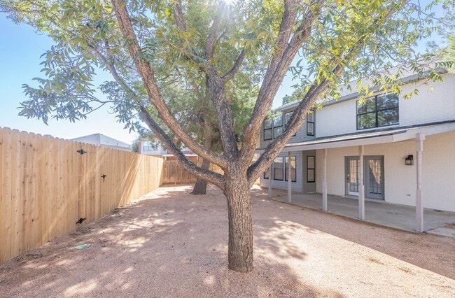 Building Photo - 8121 San Antonio St