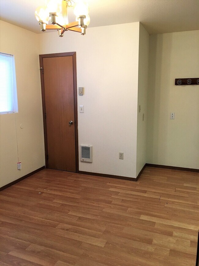 Building Photo - DUPLEX IN POST FALLS (APP#4)