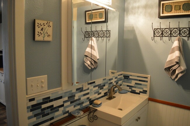 Building Photo - 5307 Rehklau Rd SE