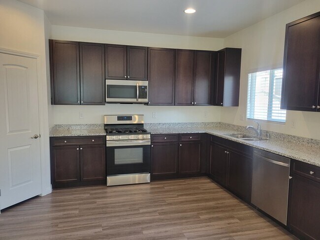 Building Photo - Beautiful 4 bedroom home!