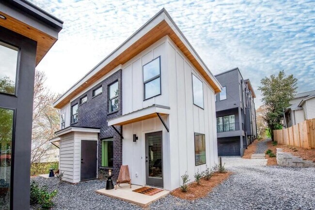 Building Photo - 542 Boulevard NE