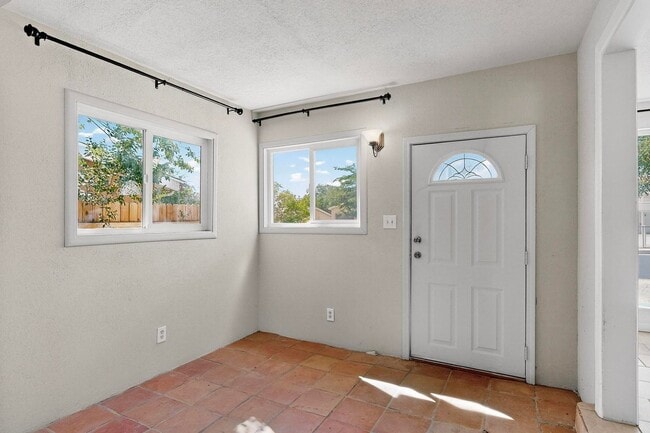 Building Photo - NE 3 bedroom 1 bath 1348/sf