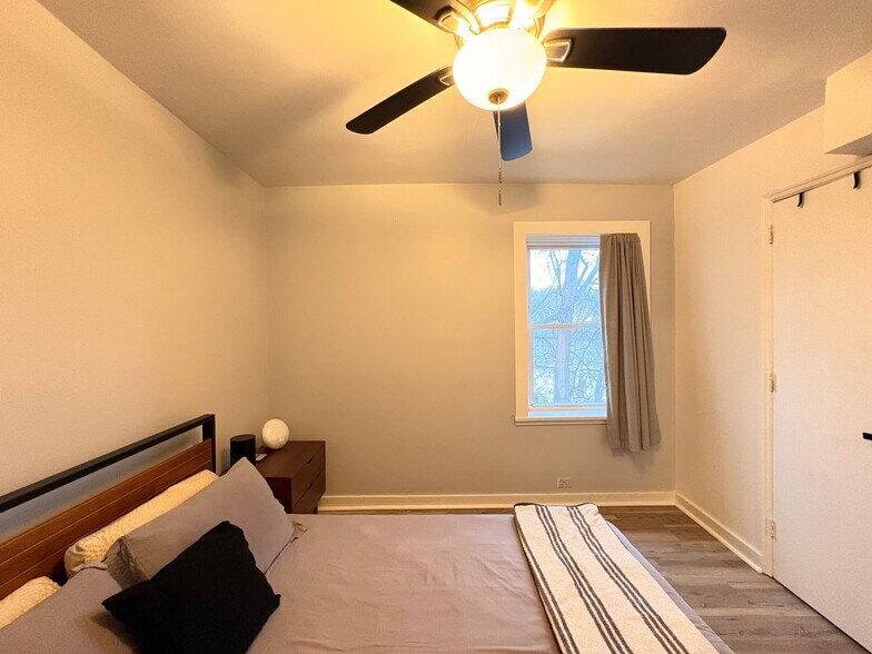 Building Photo - 5737 Hobart St