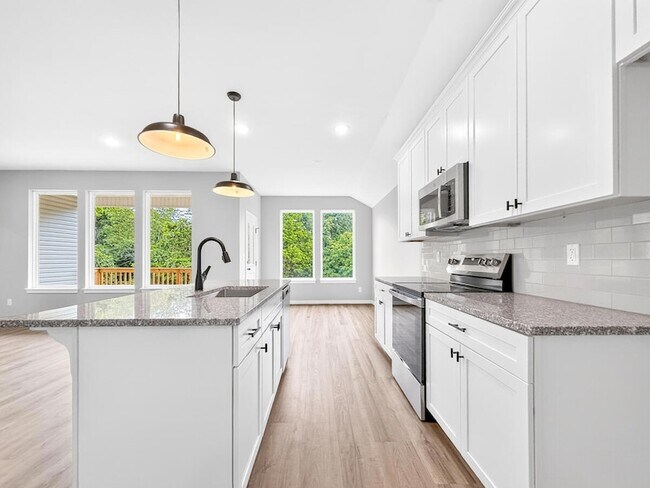 Building Photo - 585 Bailiwick Dr