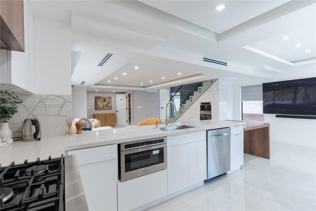 Building Photo - 5601 N Ocean Dr