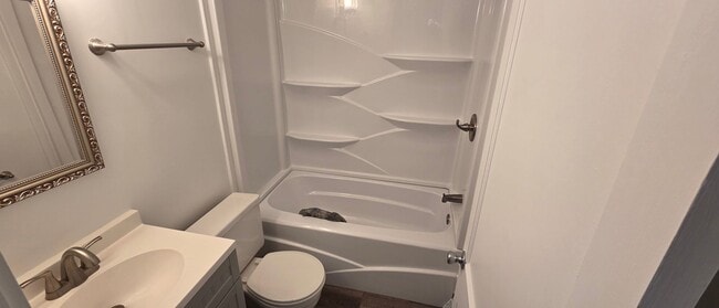 Building Photo - Cute little ranch with screened porch