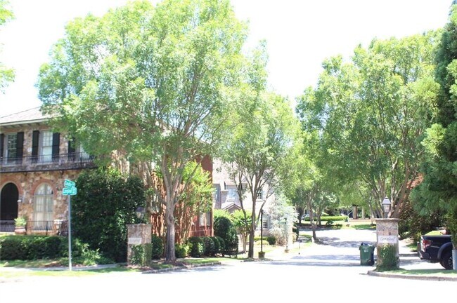 Building Photo - 704 Longleaf Dr NE