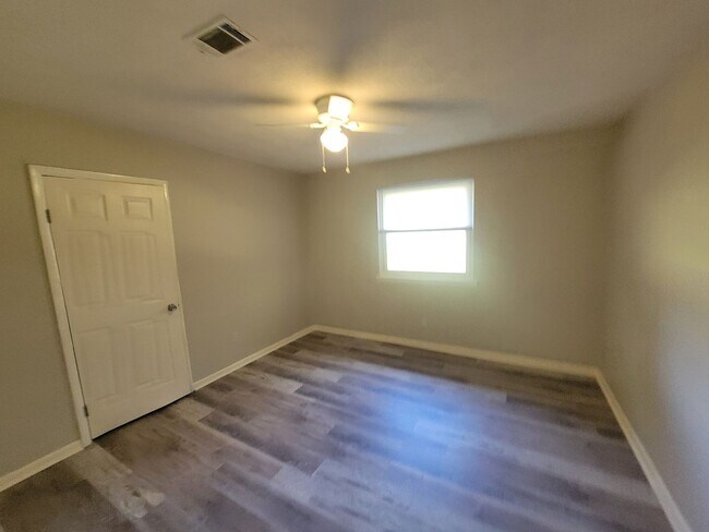 Building Photo - 225 Pecan Dr