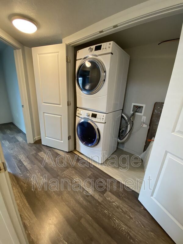 Building Photo - 1080 W 965 N