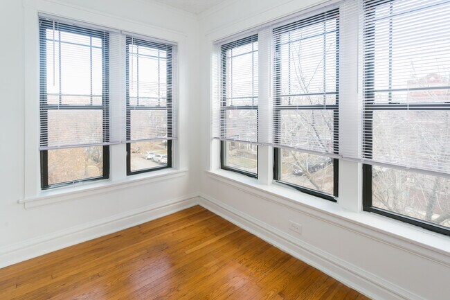 Sun-room - 5452 S. Ellis Avenue