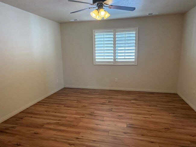 Building Photo - Beautiful patio home with 2 car garage, central air, fenced yard and covered patio