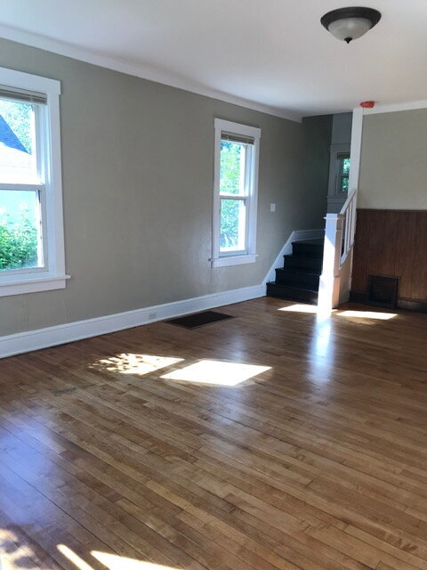 Building Photo - 3 Bedroom Home with Bonus Room - Available September 1st