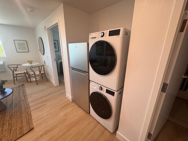 Building Photo - Modern Living in the Heart of Los Angeles