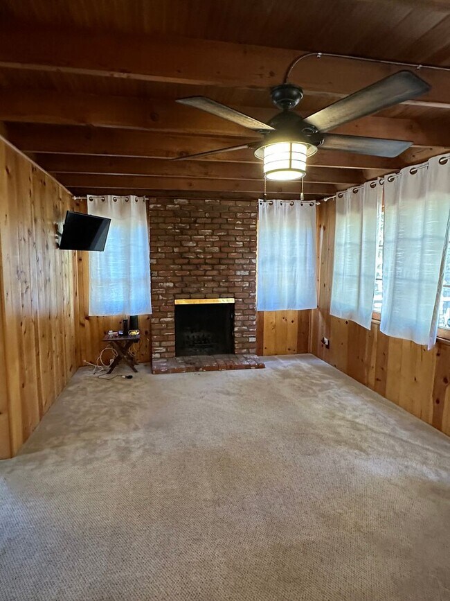 Building Photo - 3 Bedroom 1 Bath