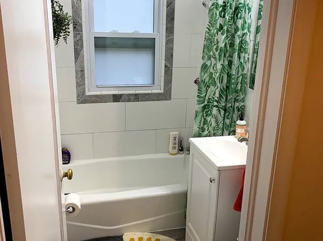 Building Photo - Spacious 4-Bedroom Home – with 2nd Kitchen & Private Entrance!