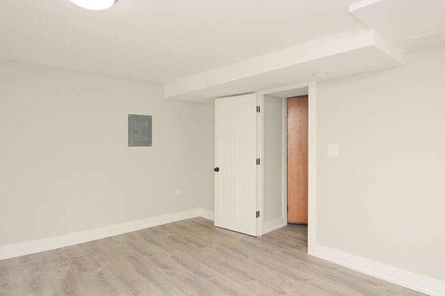 Building Photo - 434 W Belden Ave