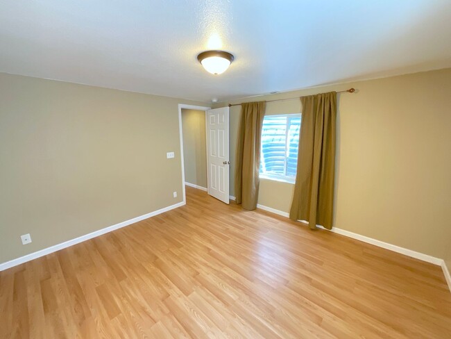 Building Photo - 4 Bedroom Home Available Near N Powers Bl ...