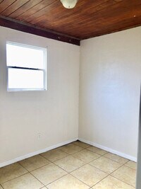 Building Photo - Beautiful 5BR/1BA Zephyrhills Home w/Brand...