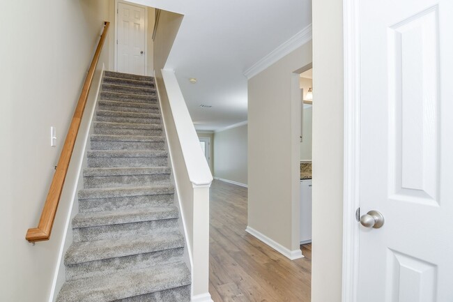 Building Photo - 2 Bedroom 2.5 Bath Townhouse