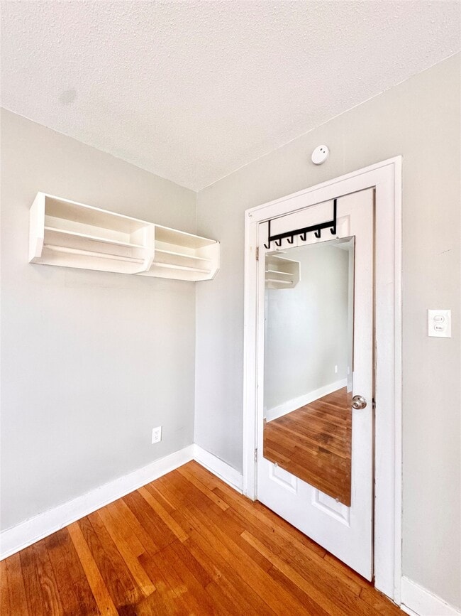 Building Photo - 629 E 11th St