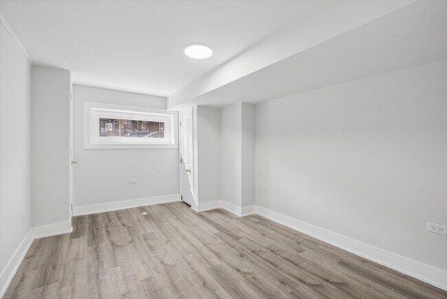 Building Photo - 4044 W Kamerling Ave