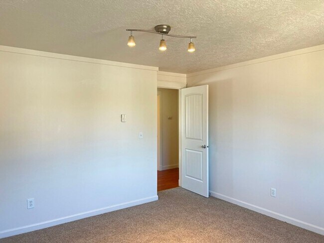 Building Photo - 1288 E Santiam St
