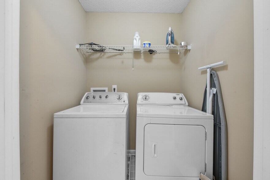 Building Photo - 1931 Bayrose Cir