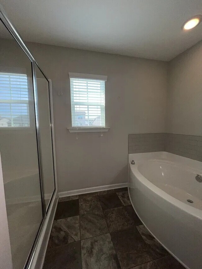 Building Photo - 5 Bedrooms 3 Bathrooms