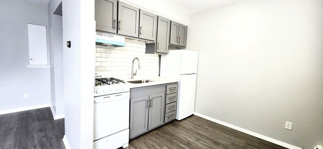 Building Photo - 3025 Devereaux Ave