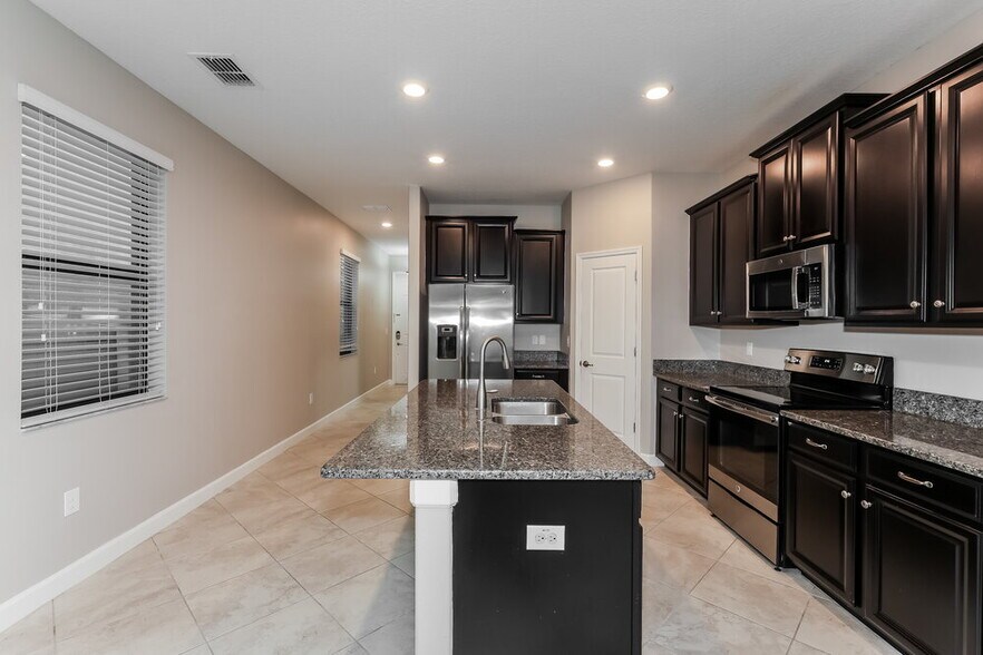 Building Photo - 10007 Ivory Dr