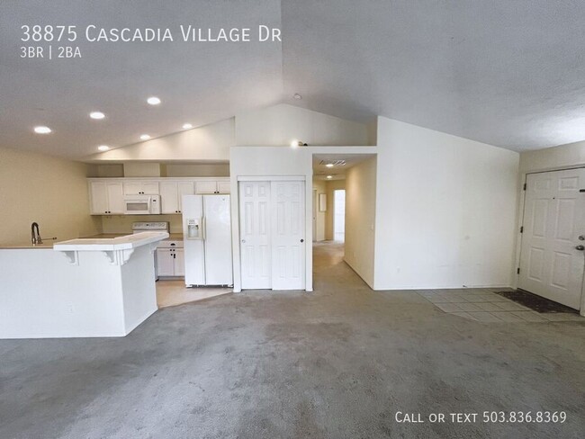 Building Photo - Light and Bright 3 Bedroom 2 Bathroom Home...