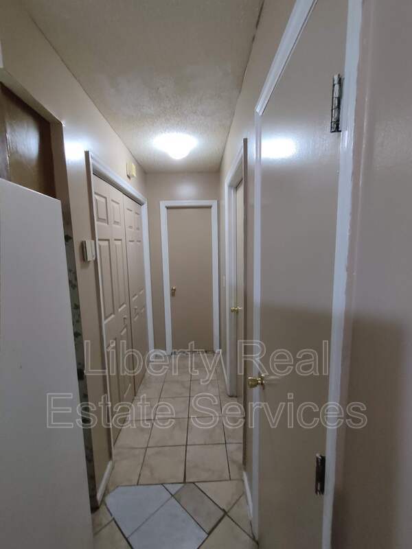 Building Photo - 709 Edgewood Ct