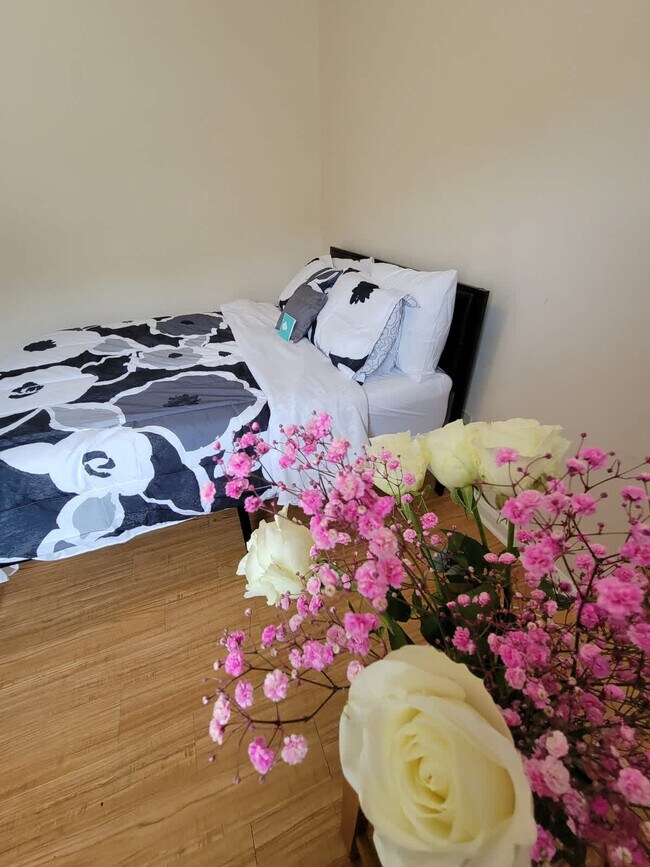 Building Photo - 305 Humble Rd