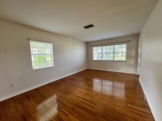 Building Photo - 1009 Clearview Ave