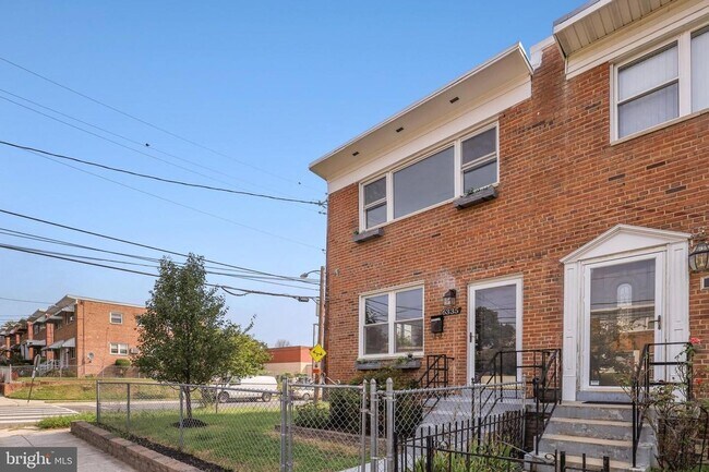 Building Photo - 5BR Home Near Takoma with Parking & Finished Lower Level
