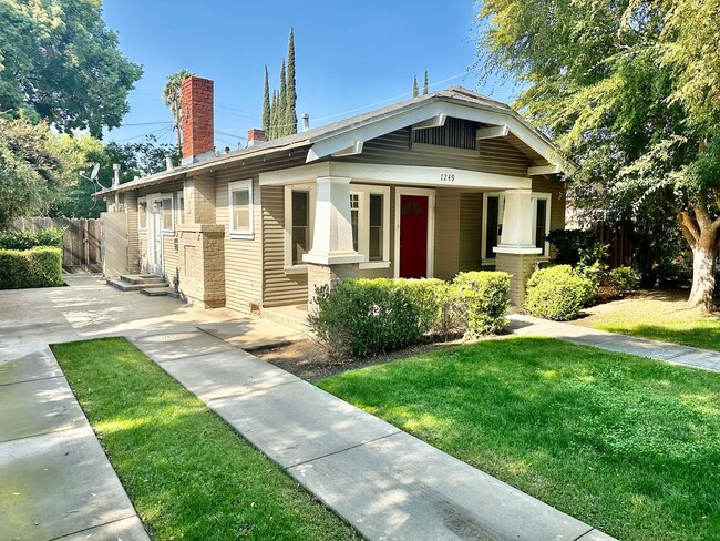 Building Photo - Charming 3/1 in the Heart of Tower Distict