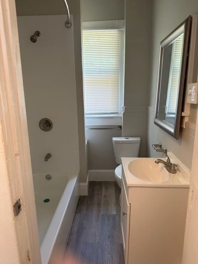 Building Photo - Two Bedroom House