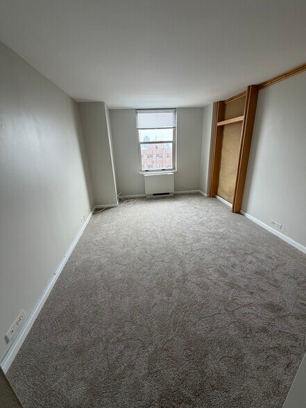 Building Photo - 525 W Hawthorne Pl