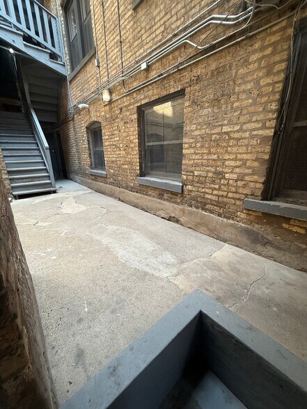 Building Photo - 1421 W Hutchinson St