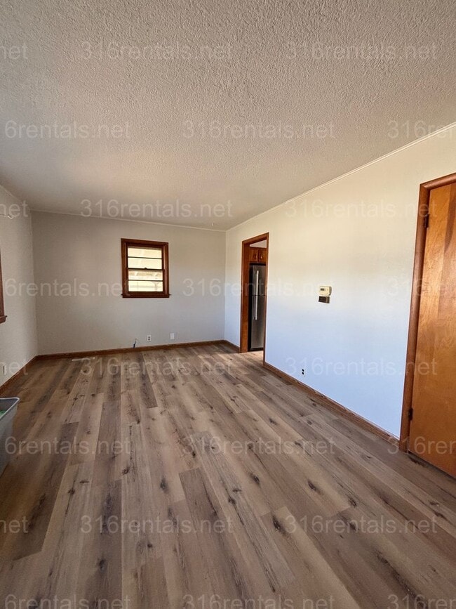 Building Photo - 2 bed 1 bath house available!