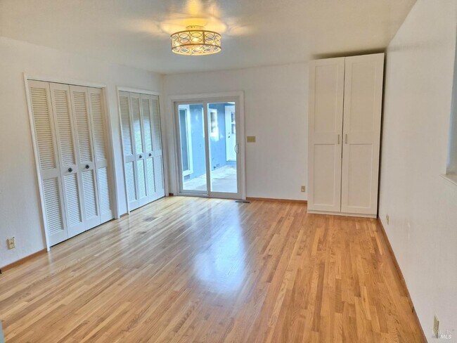 Building Photo - 453 Clark Dr