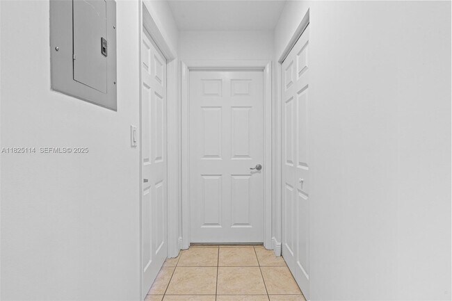 Building Photo - 3232 SW 22nd Terrace