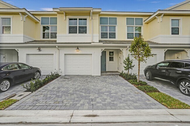 Building Photo - 585 Sanderling Cir