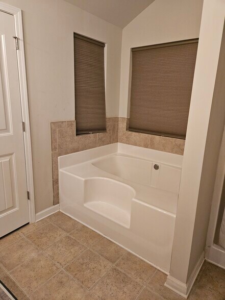 Building Photo - 1401 Worcester Trl